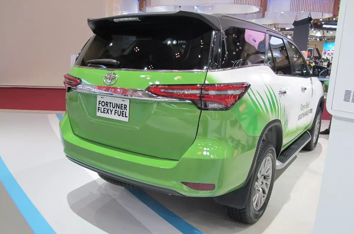 Toyota Fortuner flex fuel rear quarter